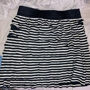Sz-M, black and cream Lined, Ruffle, mini skirt